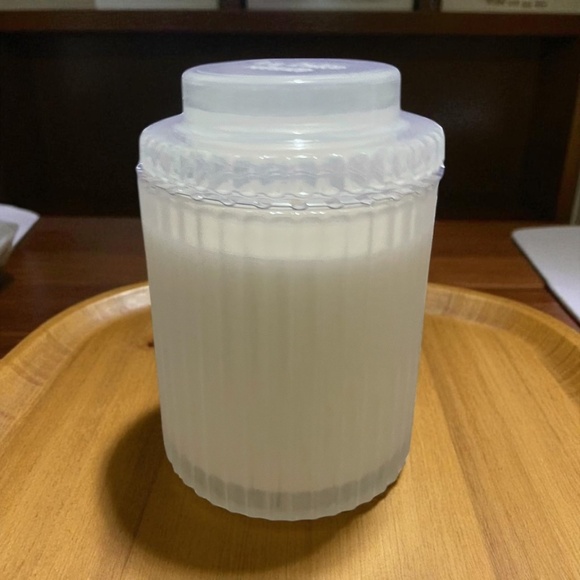 La Jolie Muse Coconut & Vanilla Candle | Luxury Soy Wax Blend | Creamy Scent - Picture 2 of 2